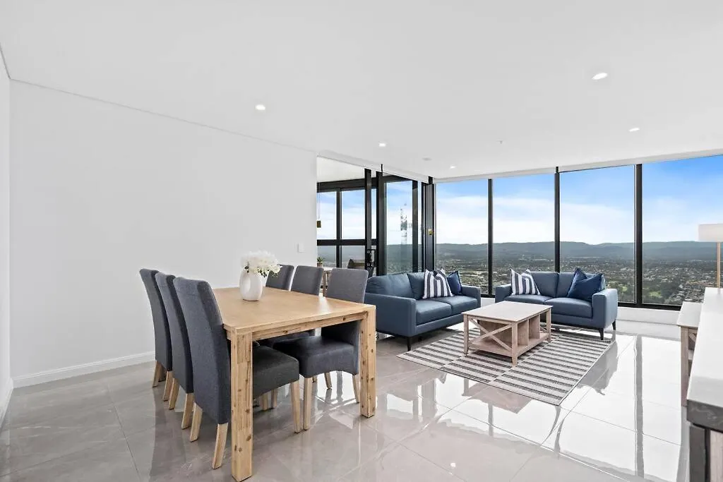 Luxe Canal View Apt In Surfers Steps From The Sea Gold Coast Apartment
