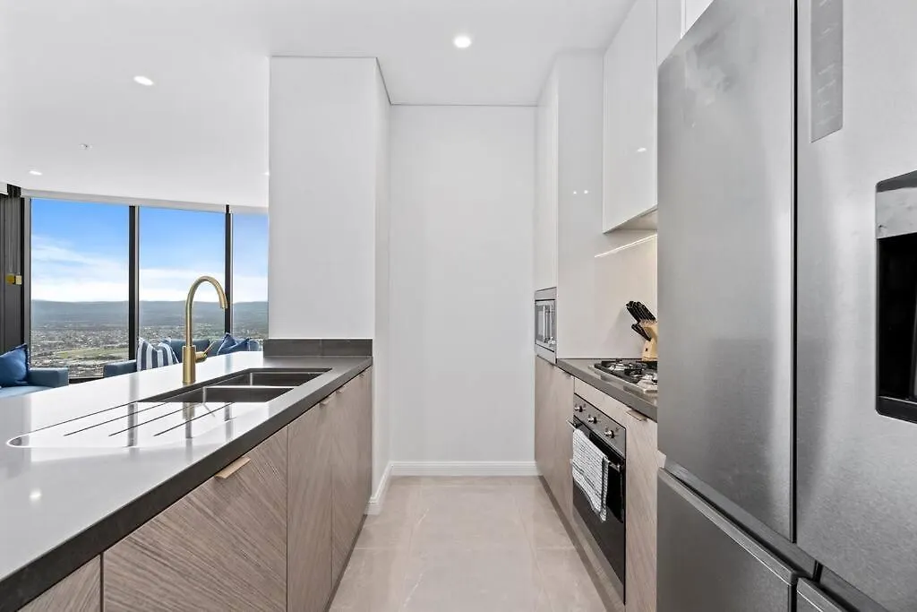 Luxe Canal View Apt In Surfers Steps From The Sea Gold Coast