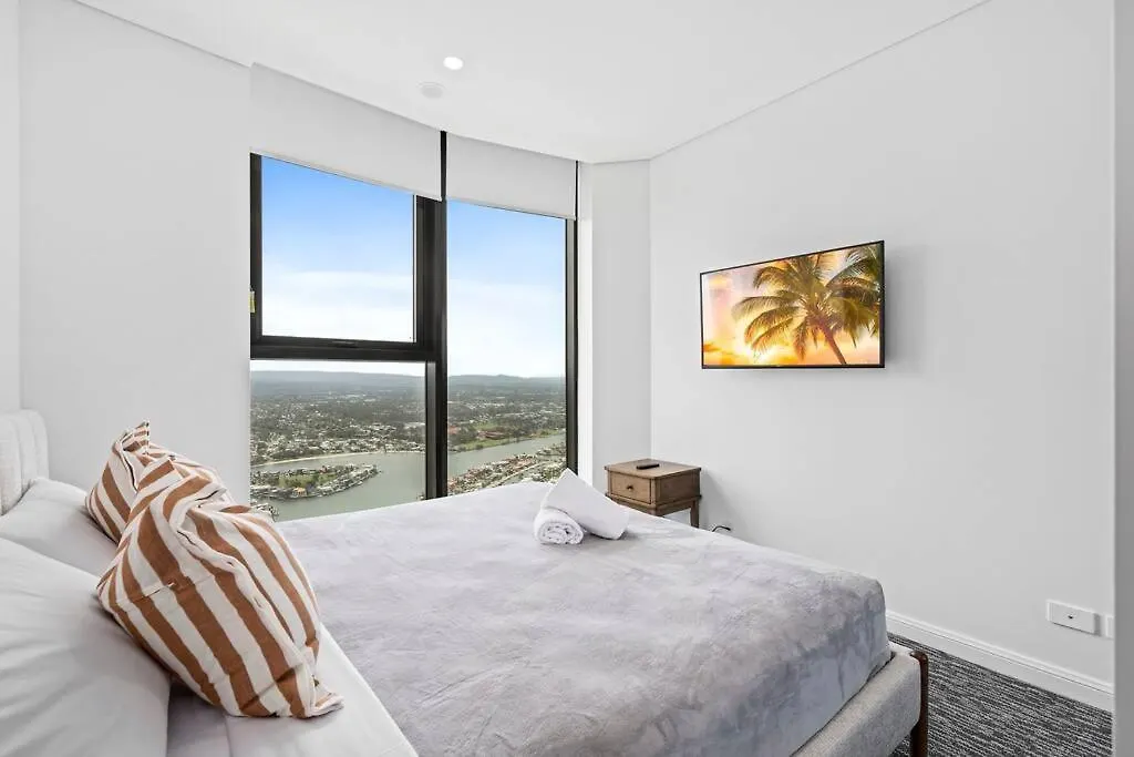 Luxe Canal View Apt In Surfers Steps From The Sea Gold Coast